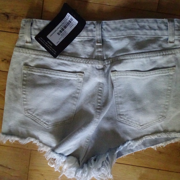 NWT  PRETTY LITTLE THING SHORT SHORTS SIZE 8 - Picture 2 of 2